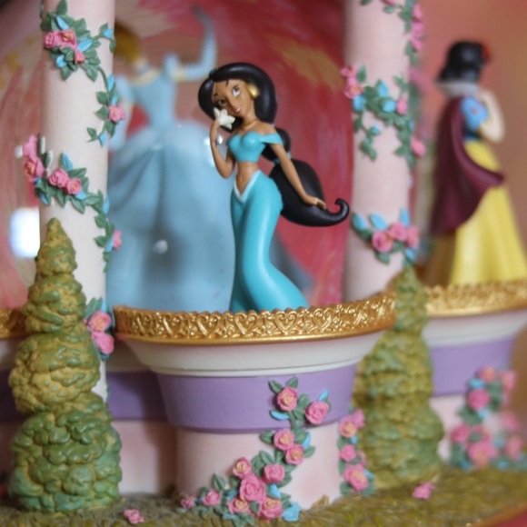 Disney Collector’s Princess Snow Globe Gazebo - Picture 4 of 7